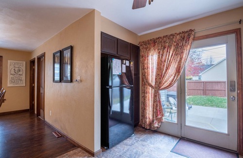 Pekin House | Fit For a Crew With Hot Tub Too-5 bedroom