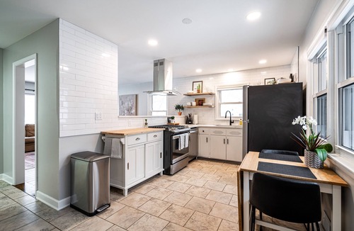 Milwaukee House | Four bedroom house located 5 minutes from downtown Milwaukee with pool table.