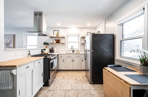 Milwaukee House | Four bedroom house located 5 minutes from downtown Milwaukee with pool table.