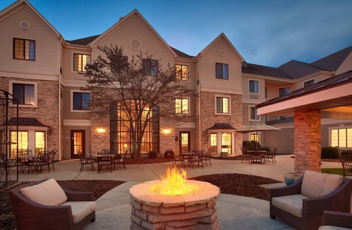 Peoria Apartment | Free Breakfast. Pool & Hot Tub. Near St. Francis Medical Center! Great for Business Travelers!