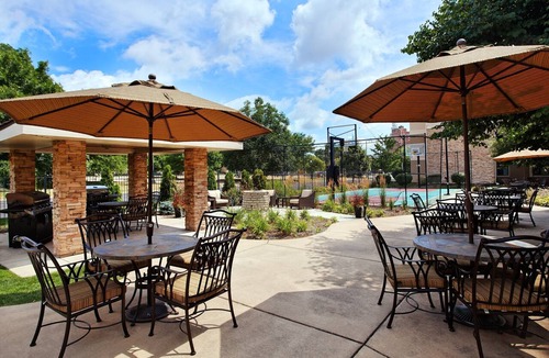 Peoria Apartment | Free Breakfast. Pool & Hot Tub. Near St. Francis Medical Center! Great for Business Travelers!