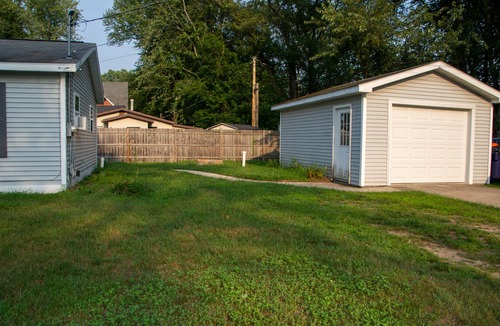 Holland House | Freshly remodeled 3-bedroom house near the lake!