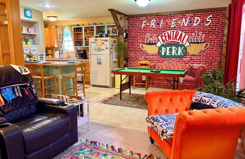 Ottawa Apartment | “Friends” Central Perk- Fun Escape - Starved Rock- Ottawa
