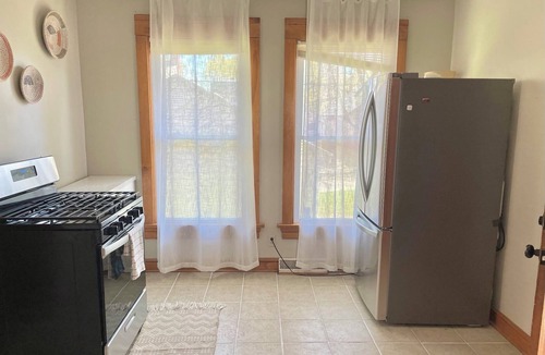 Washington Heights House | Friends & Family Escape: Charming Duplex with Plenty of Space!