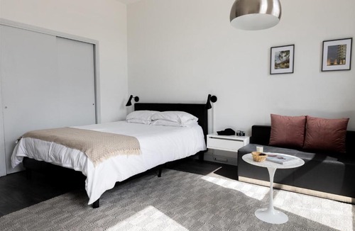 East Hyde Park Apartment | FRONTDESK Chic 1 BR Apt near 57th Street Beach