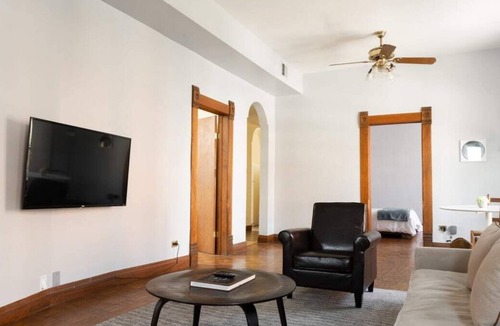 Mid-North District Apartment | Frontdesk | Classic 2 BR Apt in Lincoln Park