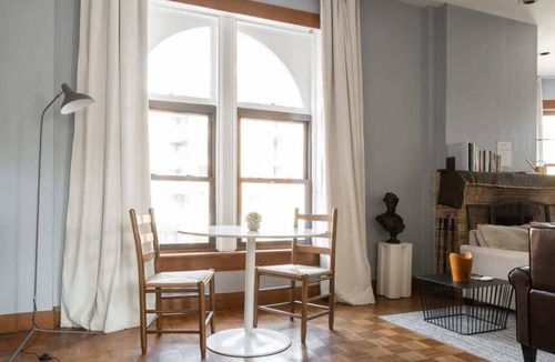 Mid-North District Apartment | Frontdesk | Classic 2 BR Apt in Lincoln Park