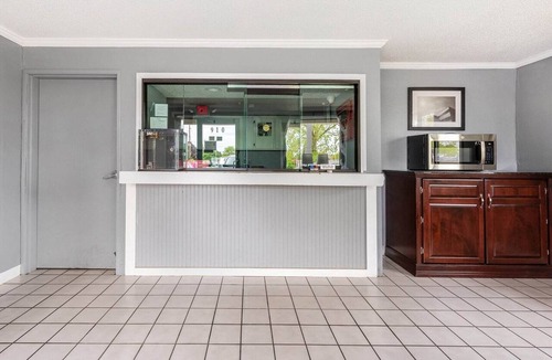 Lansing Apartment | Full Bed|Non-Smoking