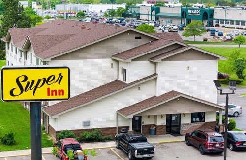 Lansing Apartment | Full Bed|Non-Smoking