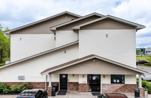 Lansing Apartment | Full Bed|Non-Smoking