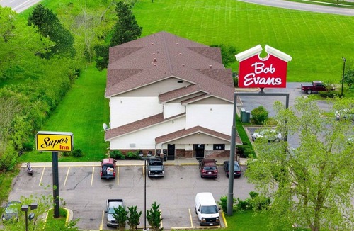 Lansing Apartment | Full Bed|Non-Smoking