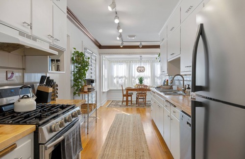 Geneva House | - Fully-Equipped Condo - King Bed - Massive yard -