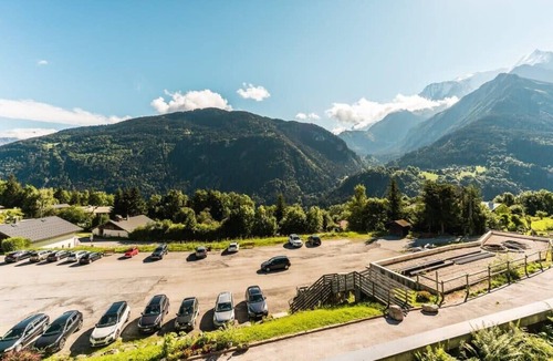 Saint-Nicolas-de-Veroce Apartment | Furnished studio at the foot of the slopes with a balcony & mountains view