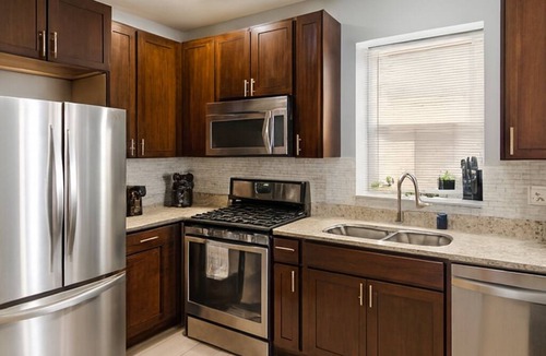 Lakeview Apartment | Game Day Getaway - 3BR in Vibrant Wrigleyville