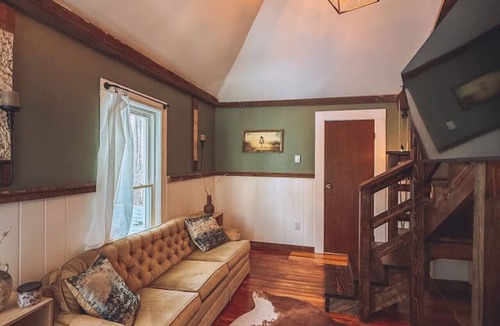 Niles Apartment | Gangsters Paradise @ Renegade Hideaways