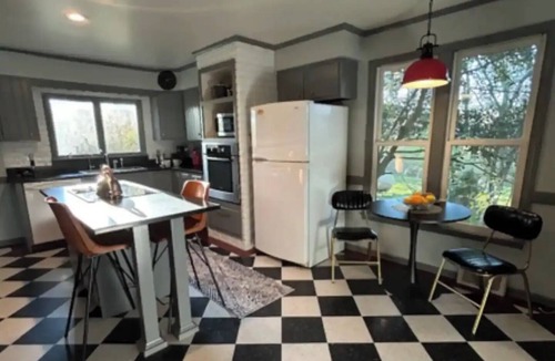 Glenn House | Gatsby style oasis near Saugatuck, shops, wineries, stunning backyard!
