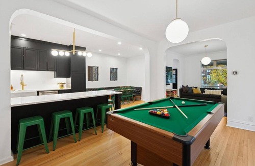 Irving Park House | Giant 5BR, Pool Table, 15 min to Cubs & Mag Mile
