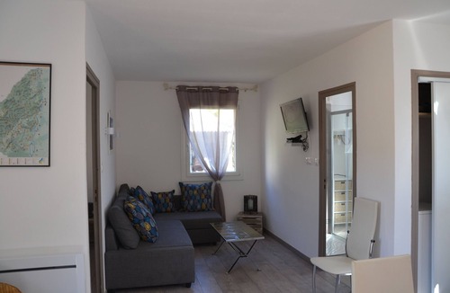 Lagorce Cottage | Gîte with barbecue and enclosed terrace close to shops and rivers