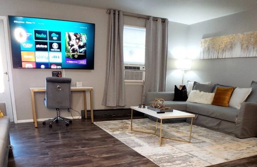 Montgomery Apartment | Glamorous Apartment in Montgomery/Aurora.Sleeps 12! 75"TV/FreeParking/FastWiFi