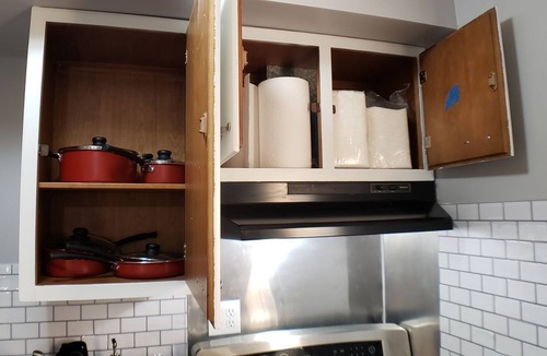 Montgomery Apartment | Glamorous Apartment in Montgomery/Aurora.Sleeps 12! 75"TV/FreeParking/FastWiFi