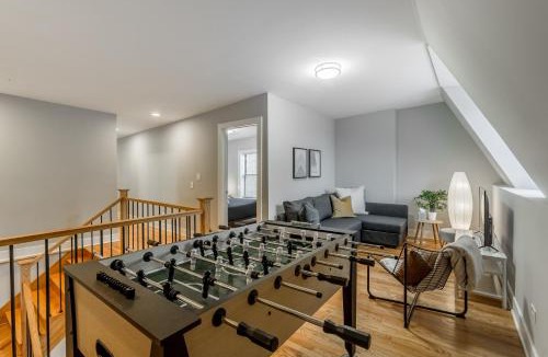 Old Town Apartment | Go Grand in This Massive Old Town Mansion - Sleeps 22! apts