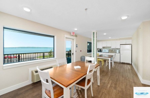 Traverse City Hotel | 🏖️ Gold Coast Inn | Breathtaking Lake Views Corner Rm 208