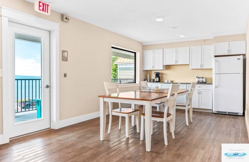 Traverse City Hotel | 🏖️ Gold Coast Inn | Breathtaking Sunsets w/Lake View ➠ 305