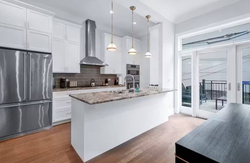 Near North Side House | Gold Coast Pristine 5BR - 3.5BA - Patio - Parking