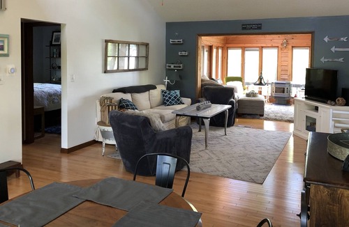 Whitehall House | Golden Gate Cottage -White Lake & Lake Michigan - relaxing -boating -fishing!