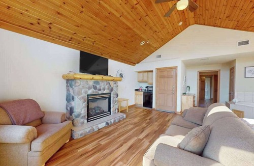 Dellwood Apartment | Golf course-front condo with pool, hot tub, dock, tennis, golf, & private beach