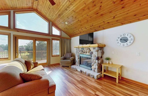 Dellwood Apartment | Golf course-front condo with pool, hot tub, dock, tennis, golf, & private beach