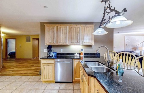 Dellwood Condo | Golf course-front condo with pool, hot tub, dock, tennis, golf, & private beach
