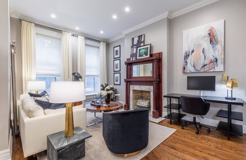 Near North Side Condo | Gorgeous 3BR River North Condo - Free Parking