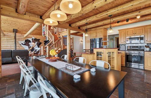 Luxemburg House | Gorgeous log home in Southern Door- Waterfront retreat