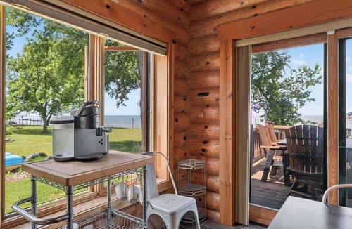 Luxemburg House | Gorgeous log home in Southern Door- Waterfront retreat