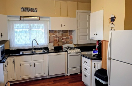Galesburg House | Grandma Moo's Farmhouse: family friendly, rustic getaway near Galesburg.