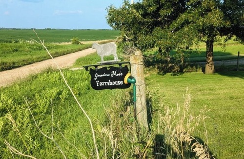 Galesburg House | Grandma Moo's Farmhouse: family friendly, rustic getaway near Galesburg.