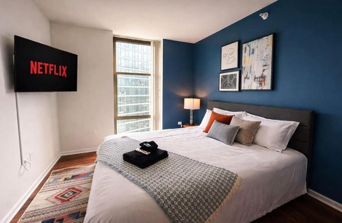The Loop Apartment | Grant Park 2BR Condo with Balcony Skyline View & Gym in Chicago Downtown