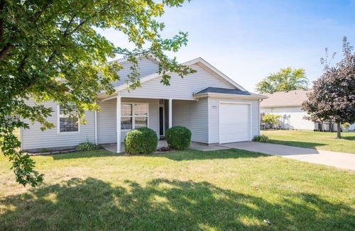 Pekin House | GRAUHAUS - Tasteful 3BD w/KING bed in Pekin