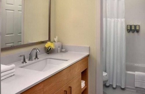 Schaumburg Hotel | Great Amenities Onsite! Pool, Private Parking, Free Breakfast, Close to Legoland