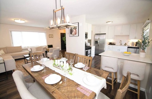 Waukegan House | Great America Getaway | Sleeps 12 | Near Navy Base
