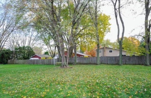 Waukegan House | Great America Getaway | Sleeps 12 | Near Navy Base