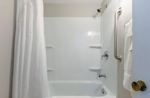 Whitehall Resort | Great room for families, lake views and two bathrooms