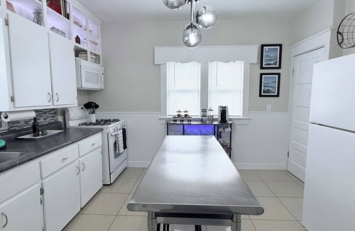 Roosevelt Park House | Griggs Estate-Mid Century modern home 6 mins from downtown GR