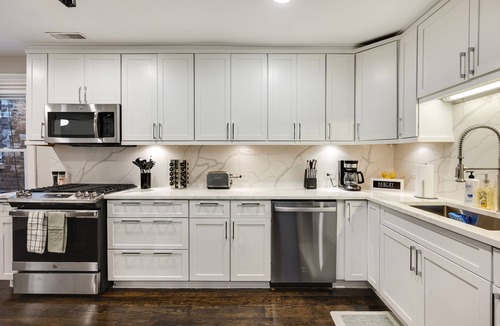 Ranch Triangle House | GROUP LUX LINCOLN PARK 4BD/4.5BA Home +parking