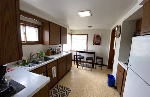 Racine House | Happy Days! Pro Cleaned, Self Check In - Sleeps 4