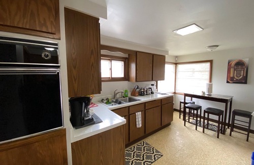 Racine House | Happy Days! Pro Cleaned, Self Check In - Sleeps 4