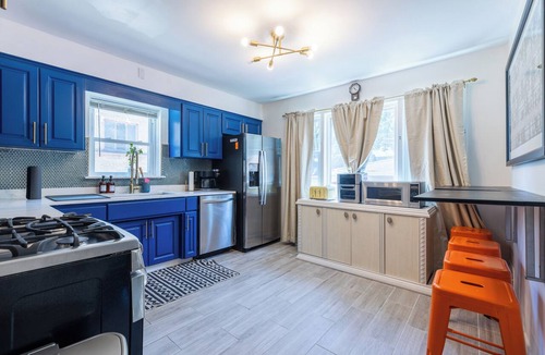Evanston Apartment | Haus Of Hues: MDRN Bright Peaceful Private Apt