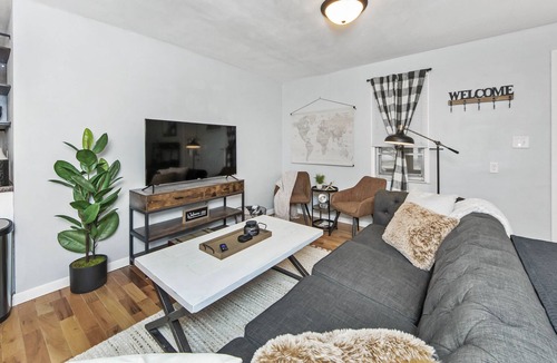 Peoria Heights Cottage | Heights Hangout-stay in the heart of Peoria Heights!