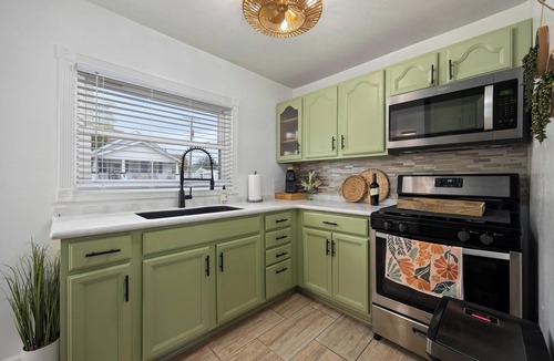 Peoria Heights House | Heights Haus Charming 3BR, 2.5BA home in Peoria Heights.